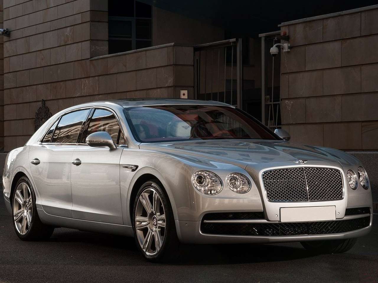 На Украине перестали покупать Bentley и Ferrari