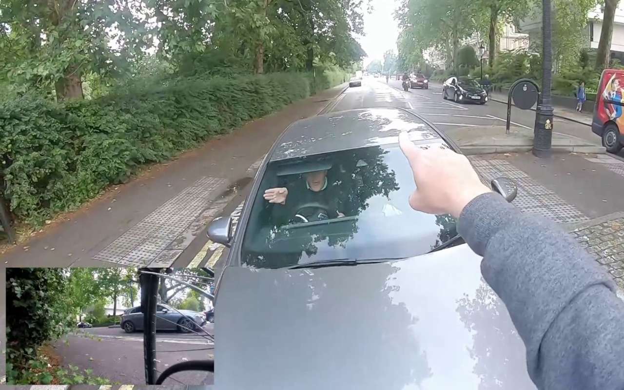 Велосипедист против водителя Мерседеса: нечего ездить по встречке!