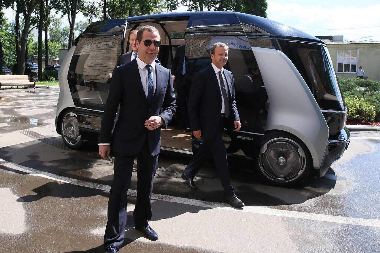 Медведев пообещал разработчикам беспилотников еще больше денег