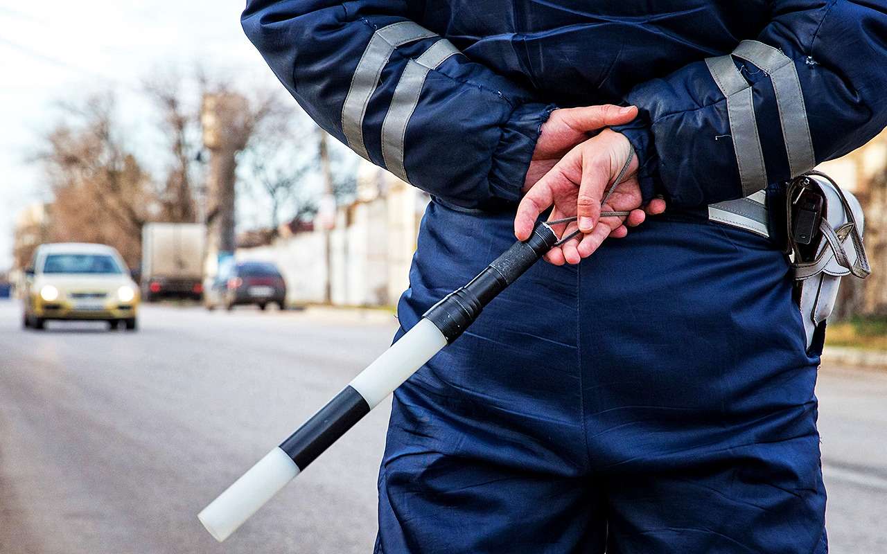 Гаишник сел на 3 года за подножку водителю