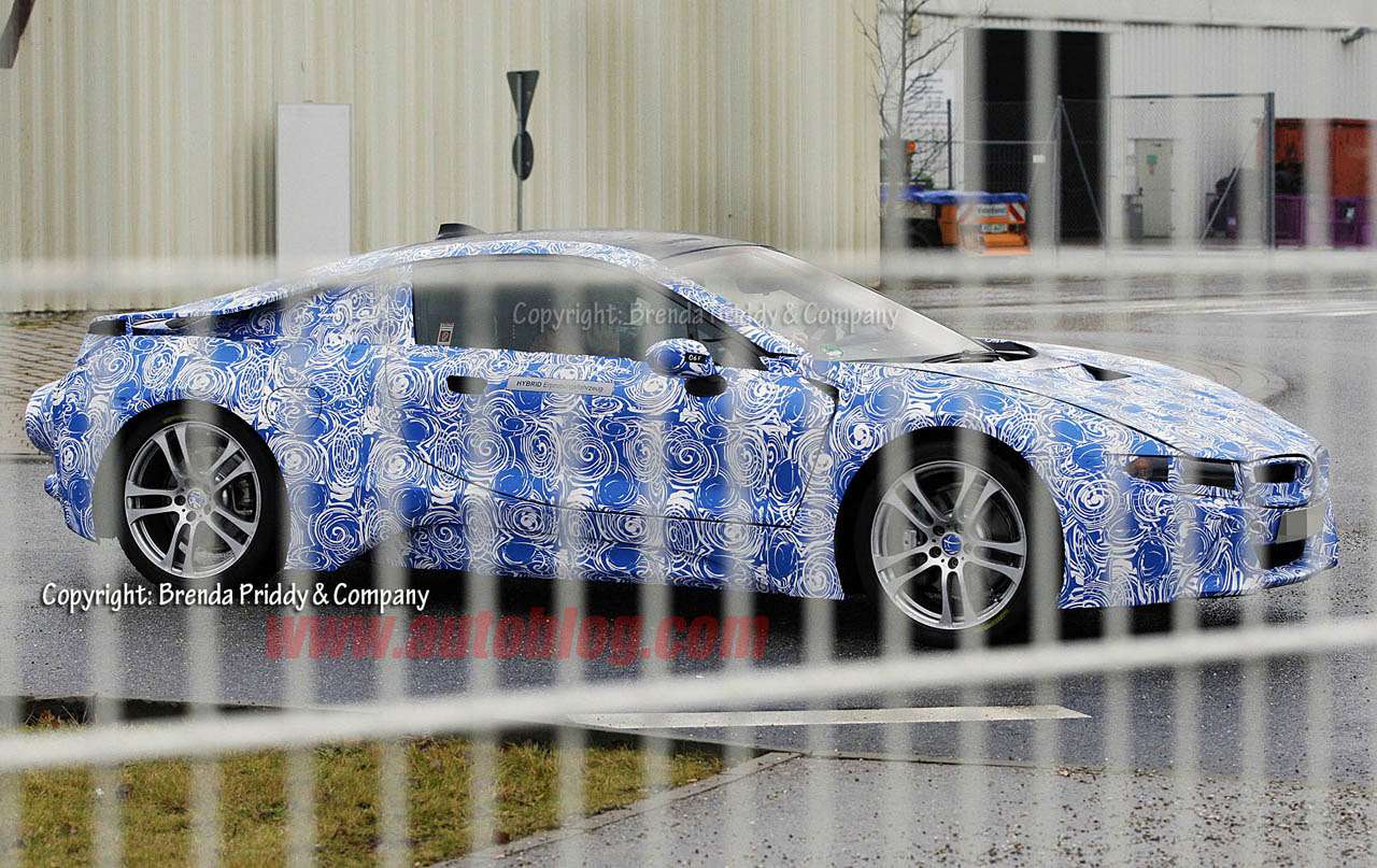 Серийный BMW i8 выехал на дороги