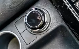 Сильнейшим козырем L200 остается постоянный полный привод Super Select.  Управляется трансмиссия шайбой.