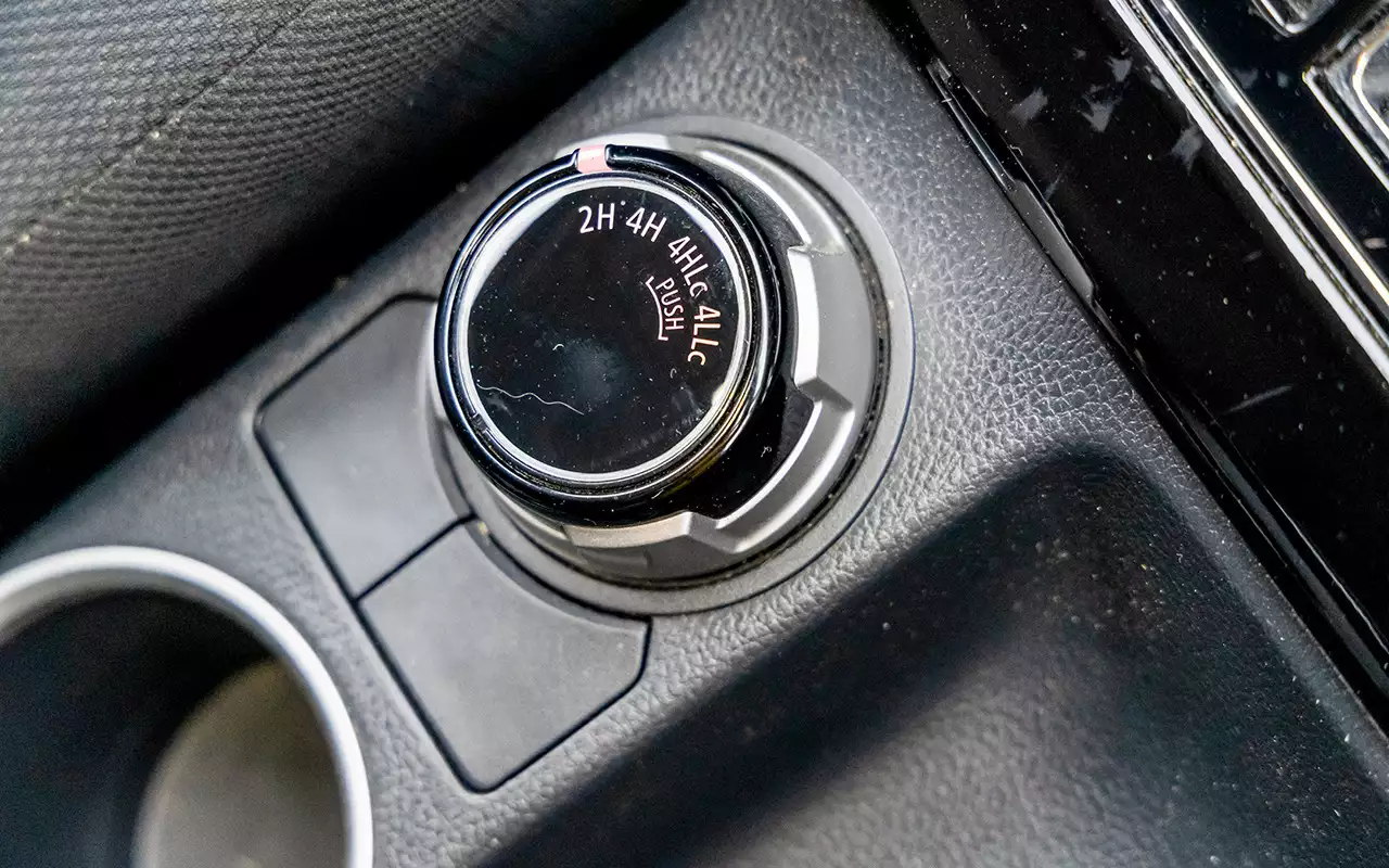 Сильнейшим козырем L200 остается постоянный полный привод Super Select.  Управляется трансмиссия шайбой.