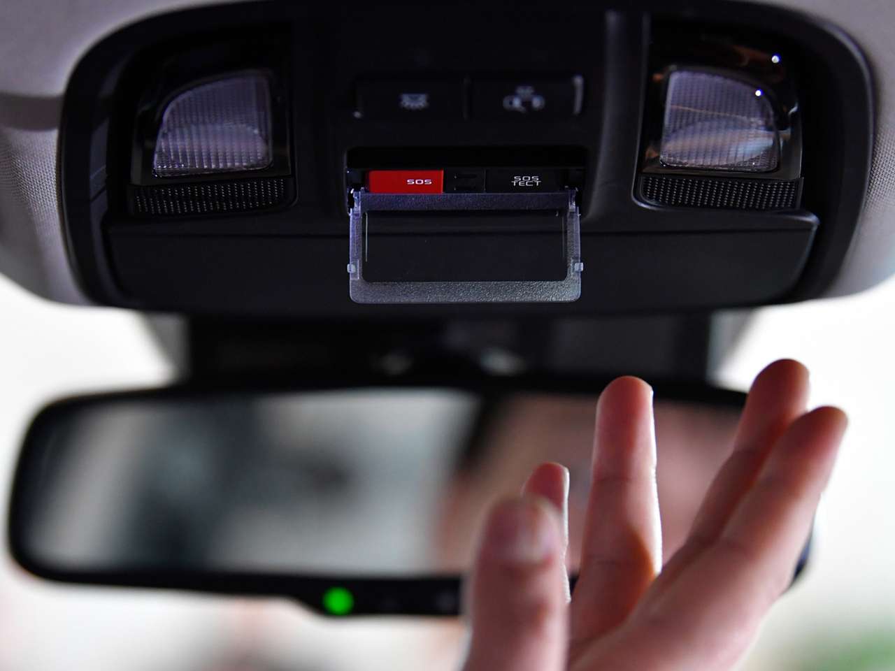 Машину отзывают в сервис? Вам позвонят прямо в неё!