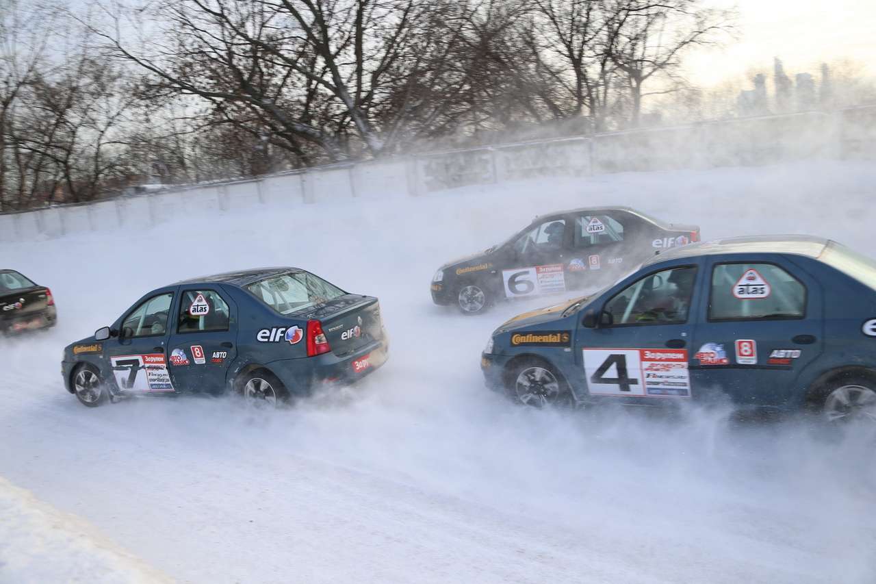 Приобретенные билеты дают право прохода на трибуны, откуда открывается прекрасный вид на прямую старт-финиш и участки трассы, где проходит самая зрелищная борьба. Внутри ипподрома будут работать кафе с горячим питанием и напитками.