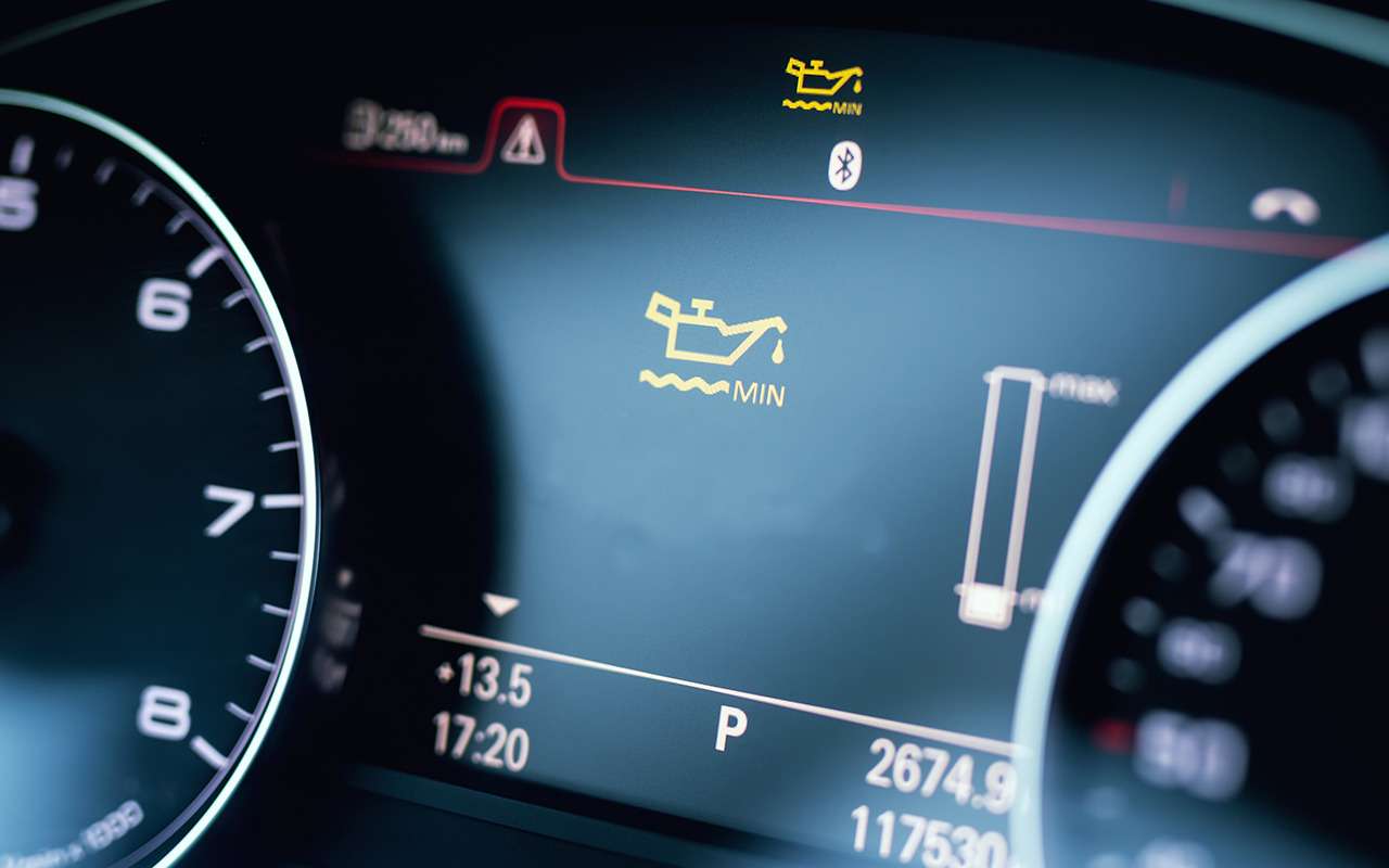 Этот символ появляется при низком уровне масла. Но далеко не у всех автомобилей есть такие датчики. И к тому же не все они точно работают. Надежнее контролировать уровень масла по щупу, причем как можно чаще. И обязательно после движения с большими скоростями и повышенными нагрузками.