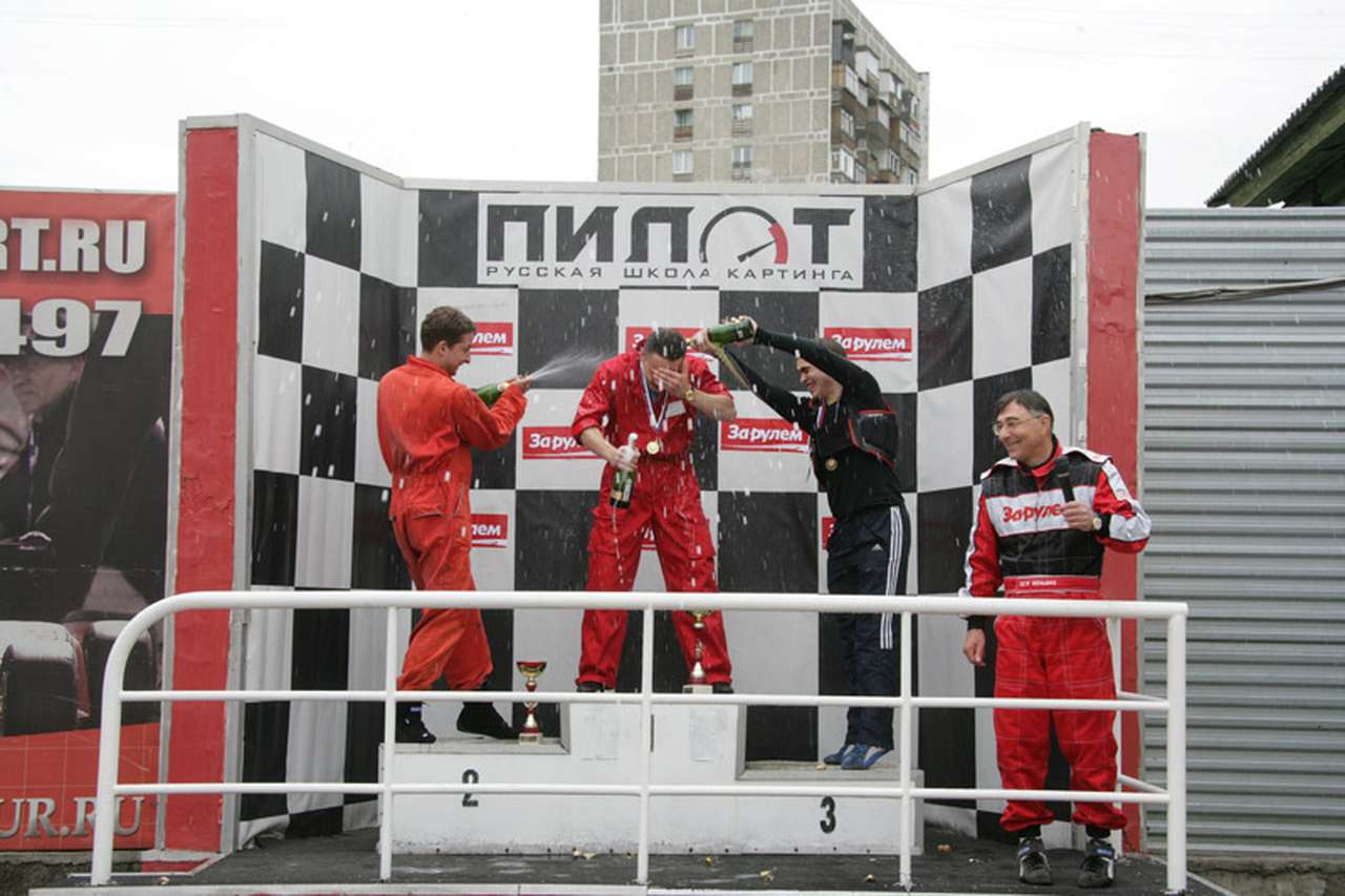 Традиционное шампанское после гонки лилось рекой на головы победителя и призеров