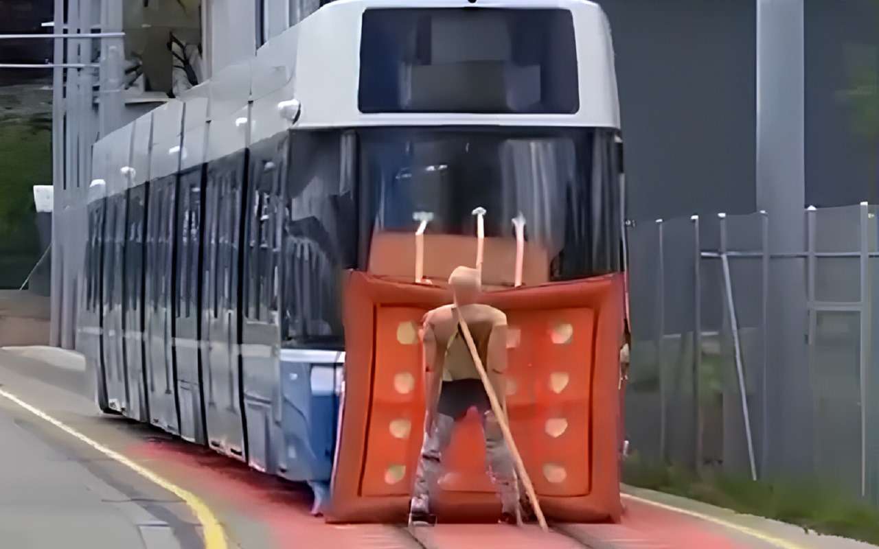 Подушка для трамвая спасет жизнь пешеходу