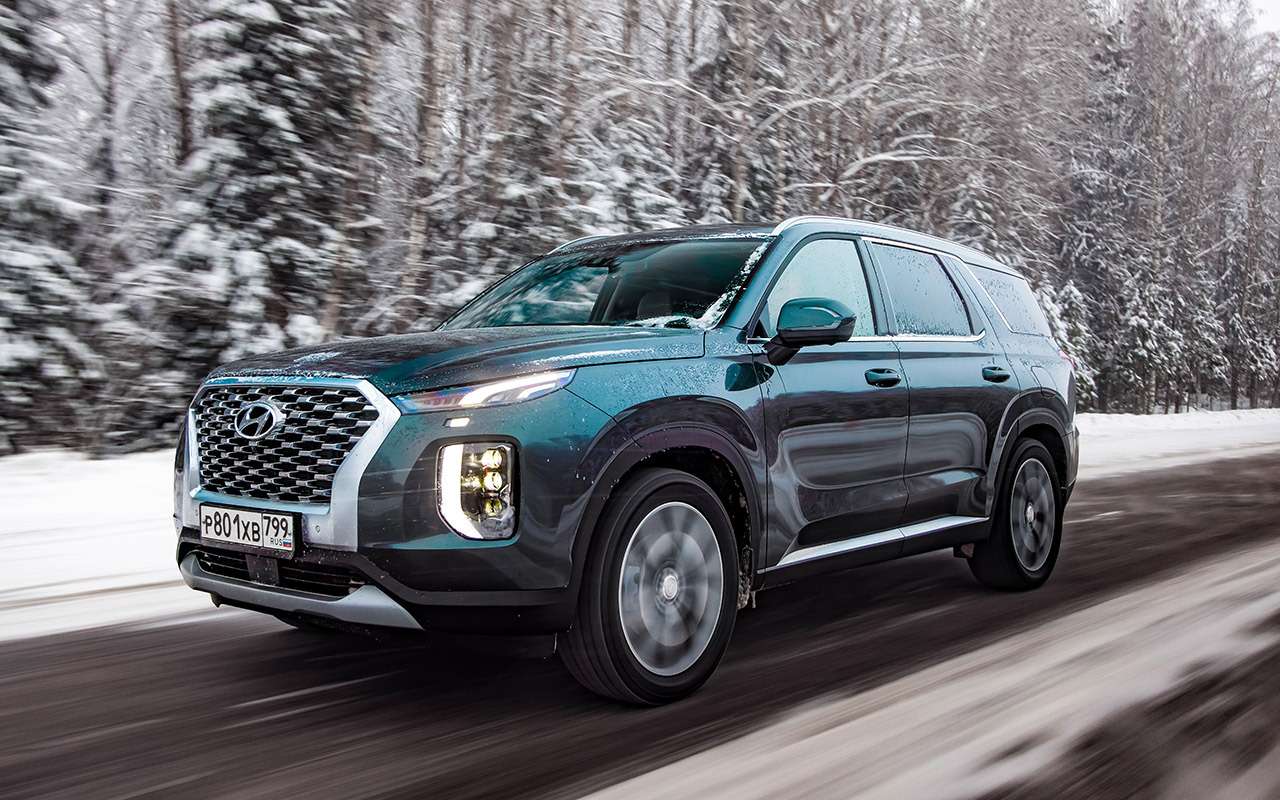 Hyundai Palisade. Цена в России — от 3 349 000 ₽. Головные фары – внизу. В них по две секции ближнего света и по одной дальнего. Все светодиодные, не поворотные. Противотуманок и омывателей нет.