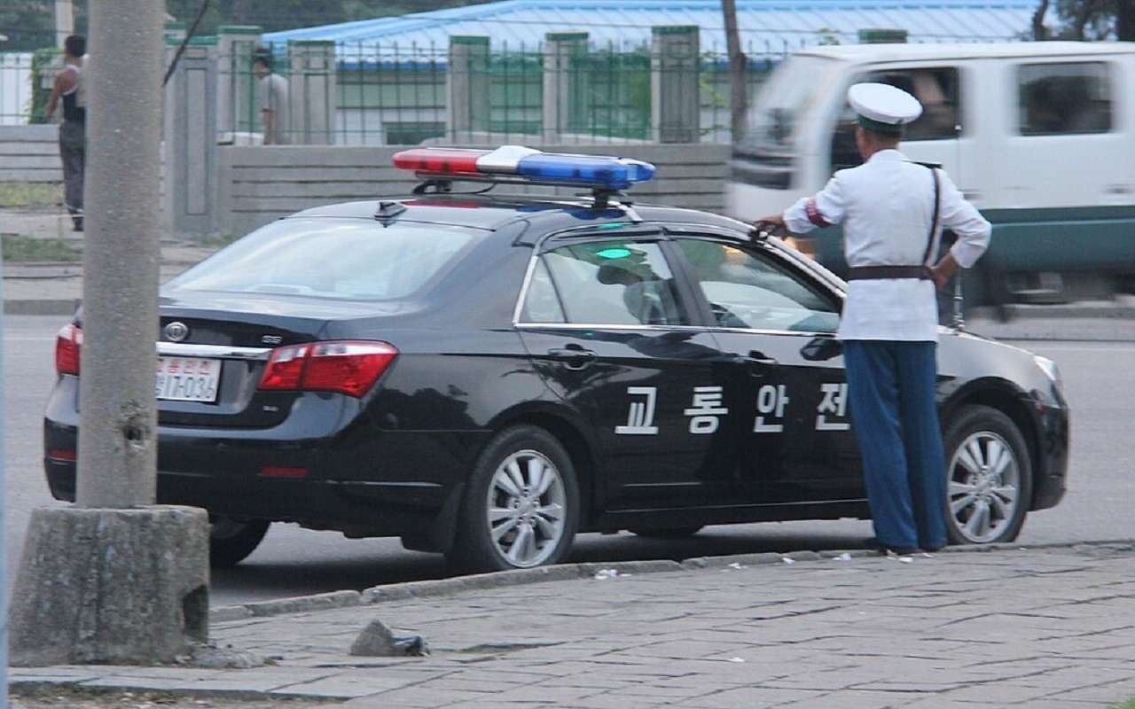 BYD G6 и полицейский в форме, напоминающей советскую