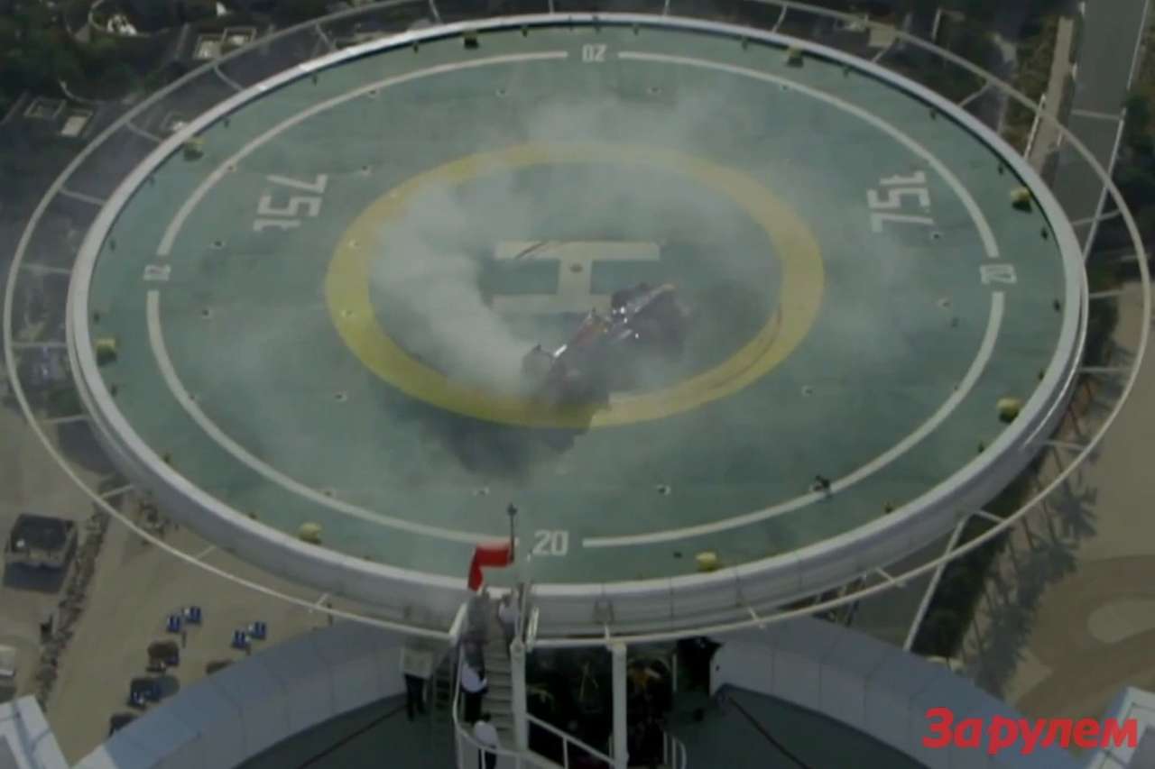 Формульный болид прохватил по крыше 7-звездочного отеля