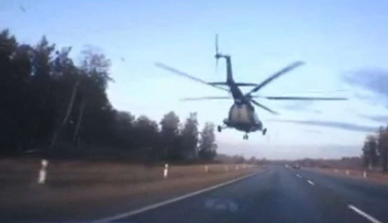 Вертолет и самолет засветились в бреющем полете над дорогами общего пользования