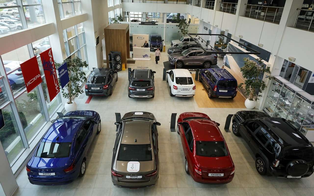 Продажи новых машин начали падать