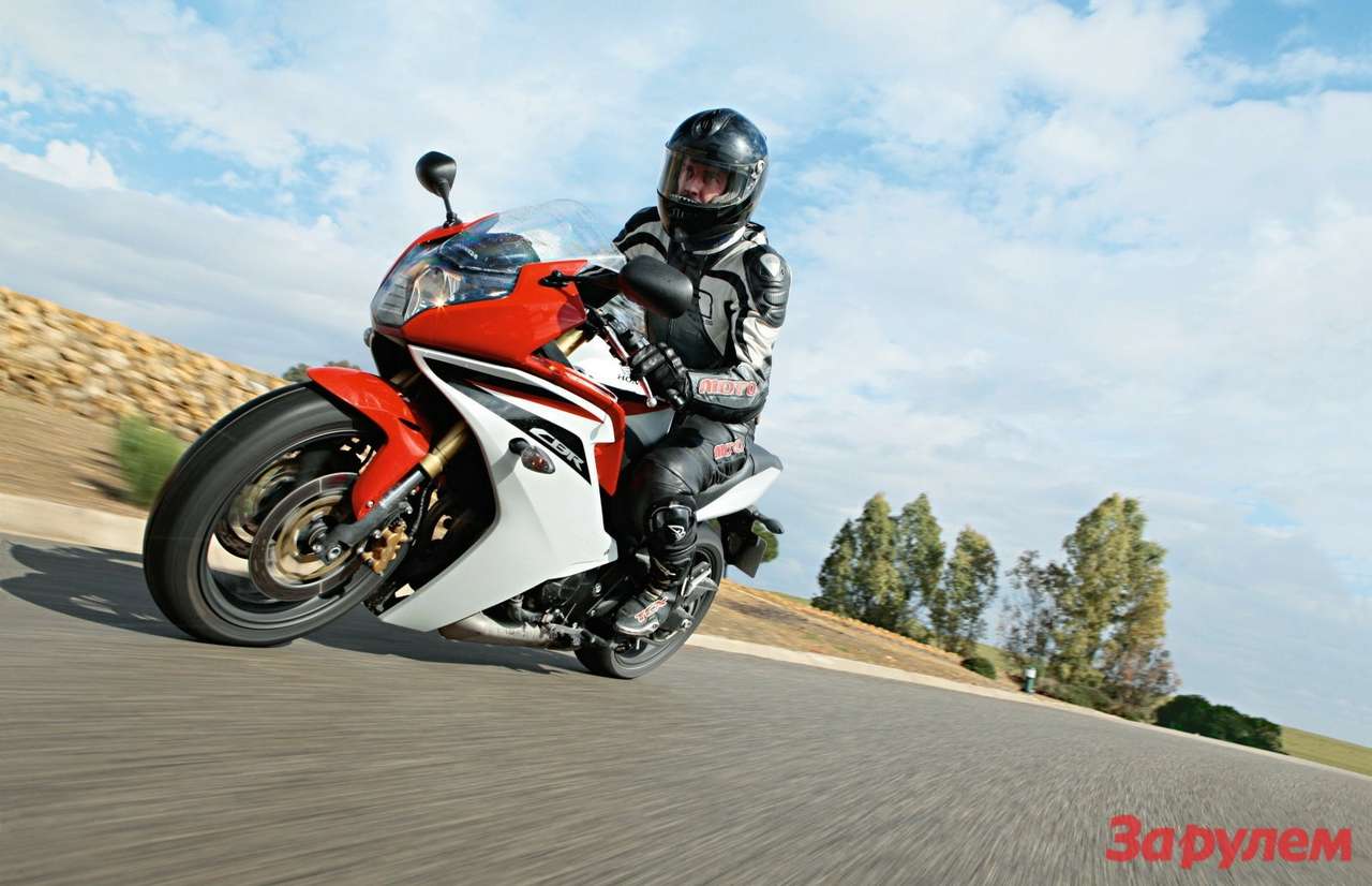 Honda CBR600F: спорт-турист, 2011 г., 600 см³, 102 л.с., 211 кг, от 450 000 руб.