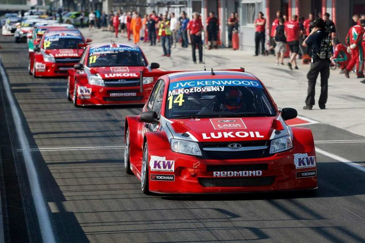 В квалификации на Moscow Raceway Роб Хафф, Михаил Козловский и Джеймс Томпсон оказались на соседних позициях. Причем Михаил опередил Джеймса на 0,003 секунды и уступил Роберту всего 0,014 секунды.