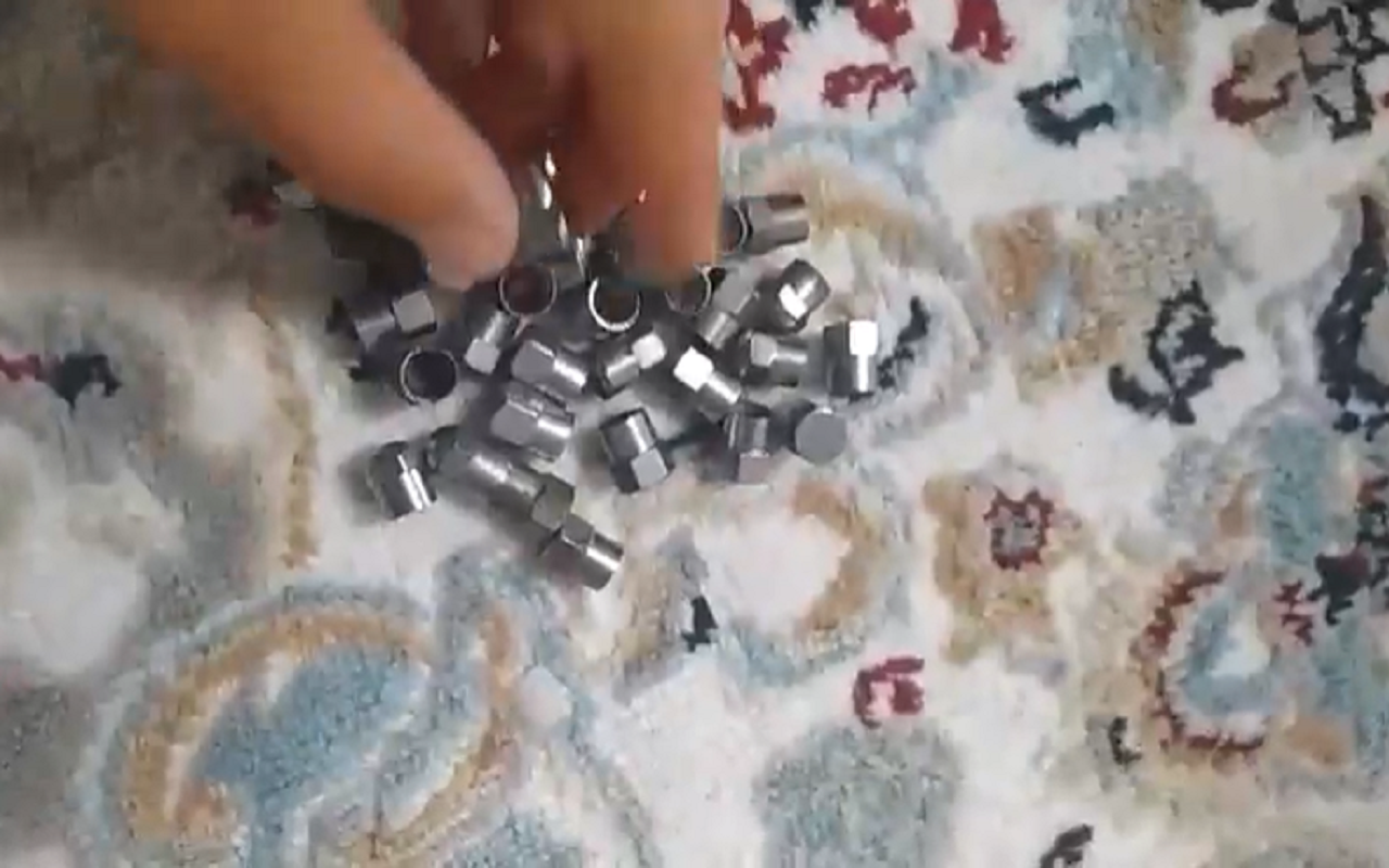 Новый тренд в ТикТоке: школьники скручивают колпачки с колес