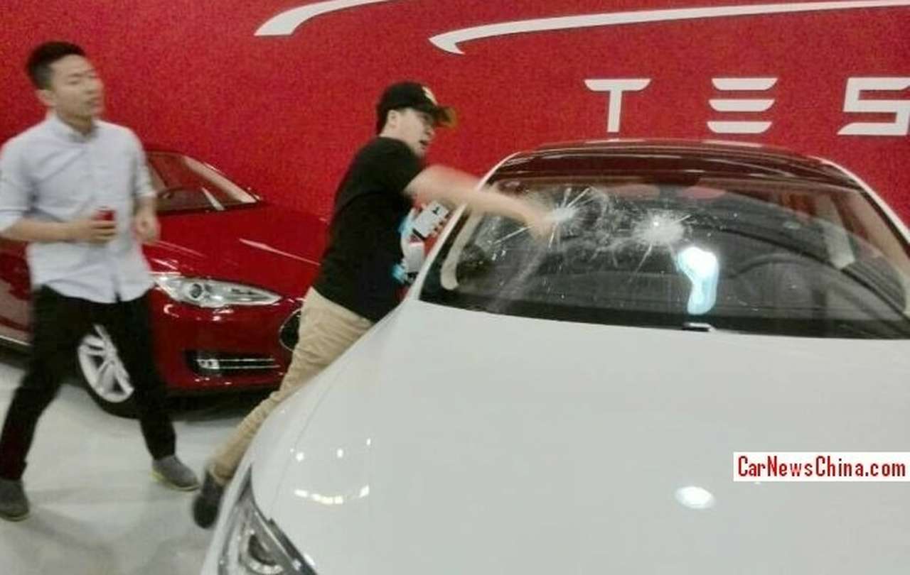 В Китае разъяренный покупатель разбил выставочный образец электрокара Tesla