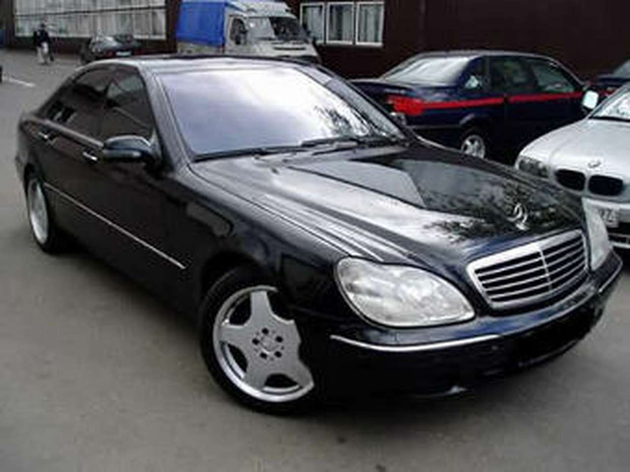 Автомойщики увели Mercedes S500 у клиента