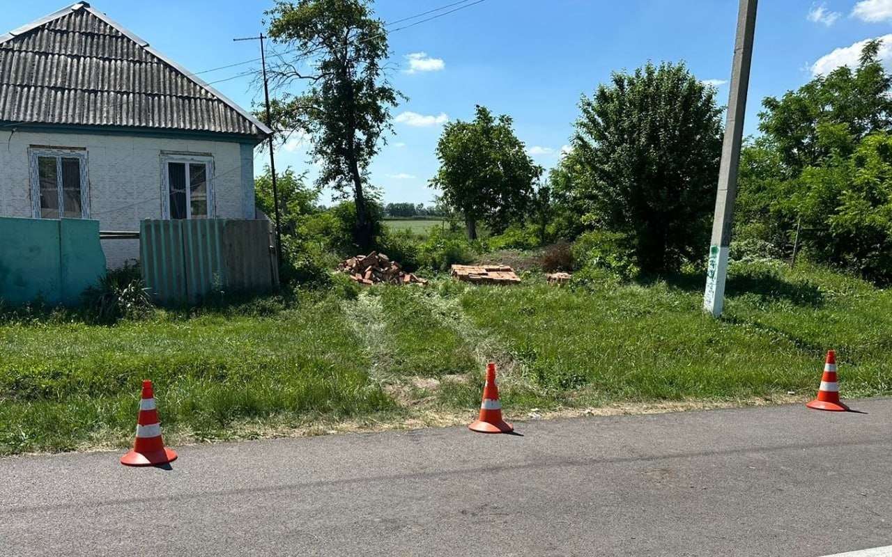 Спасти ребенка не удалось: девочка на ходу выпала из трактора