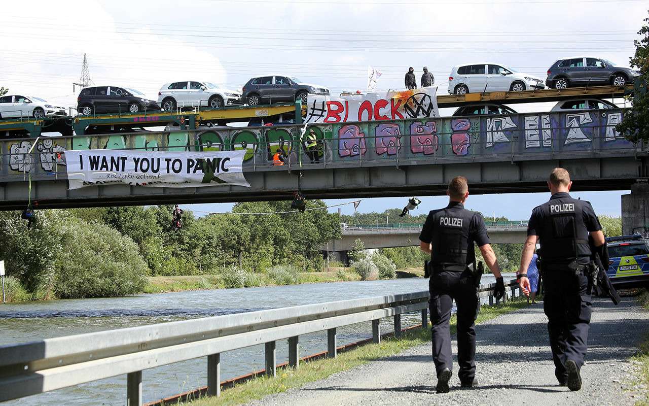 Остановлен поезд с новыми автомобилями VW: экологи бушуют