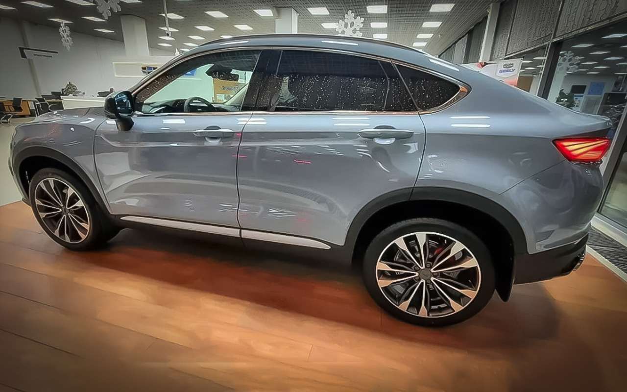 Geely Tugella получил новый цвет и важную зимнюю опцию