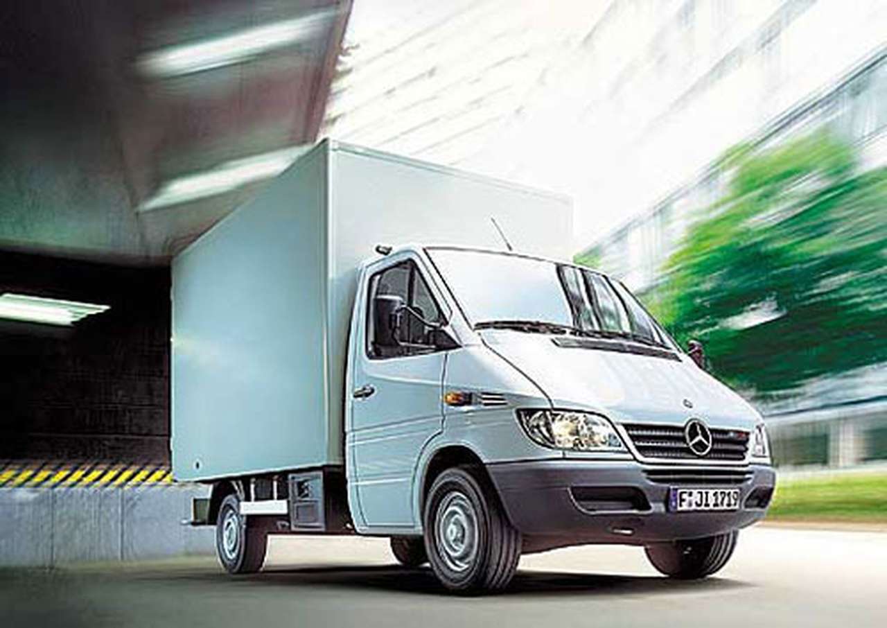 Грузовики Mercedes-Benz будут заряжаться от розетки