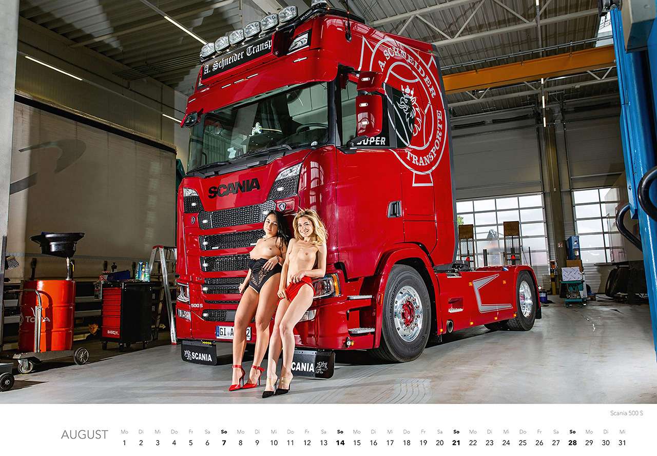 Девушки и тяжелая техника: вышел календарь "Мечты дальнобойщика"-...