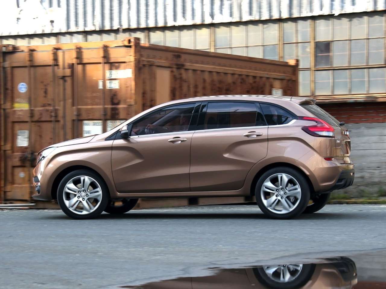 Стали известны новые подробности о Lada XRAY