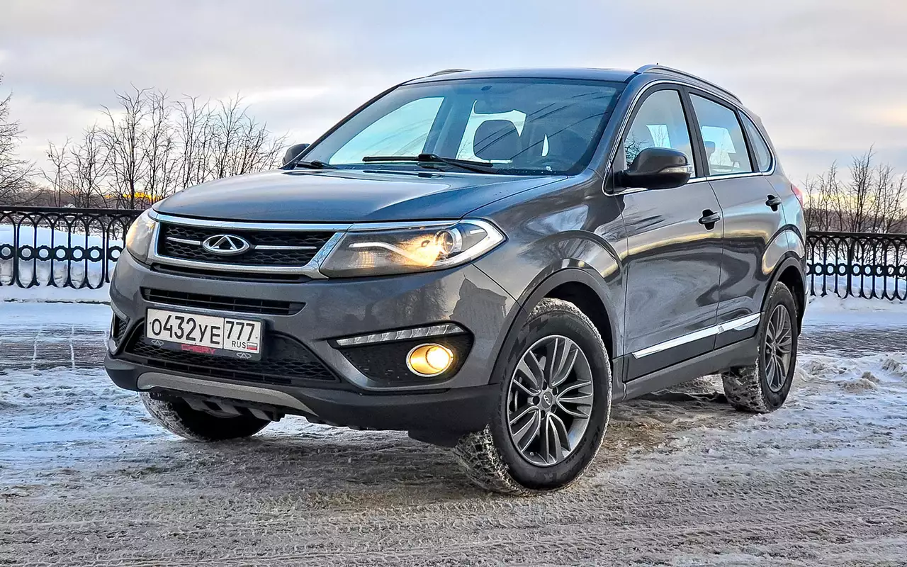 Chery Tiggo 5 пережил рестайлинг. Внешних изменений минимум: фальшрадиаторная решетка теперь серебристая, а оптика обзавелась модными светодиодами.