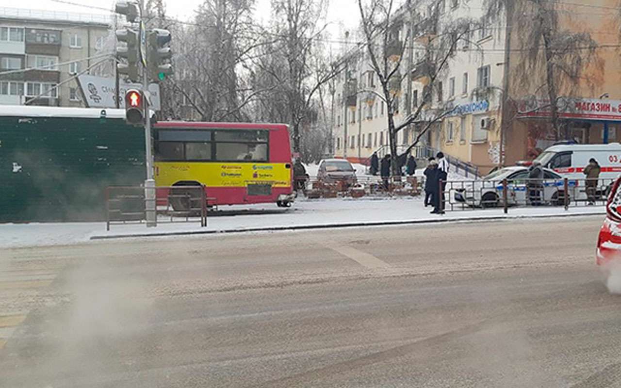 В иркутске на остановке. Остановка Энергетиков Иркутск. Остановка поселок Энергетиков. На Энергетиков автобус протаранил. Остановка Энергетиков Сургут.