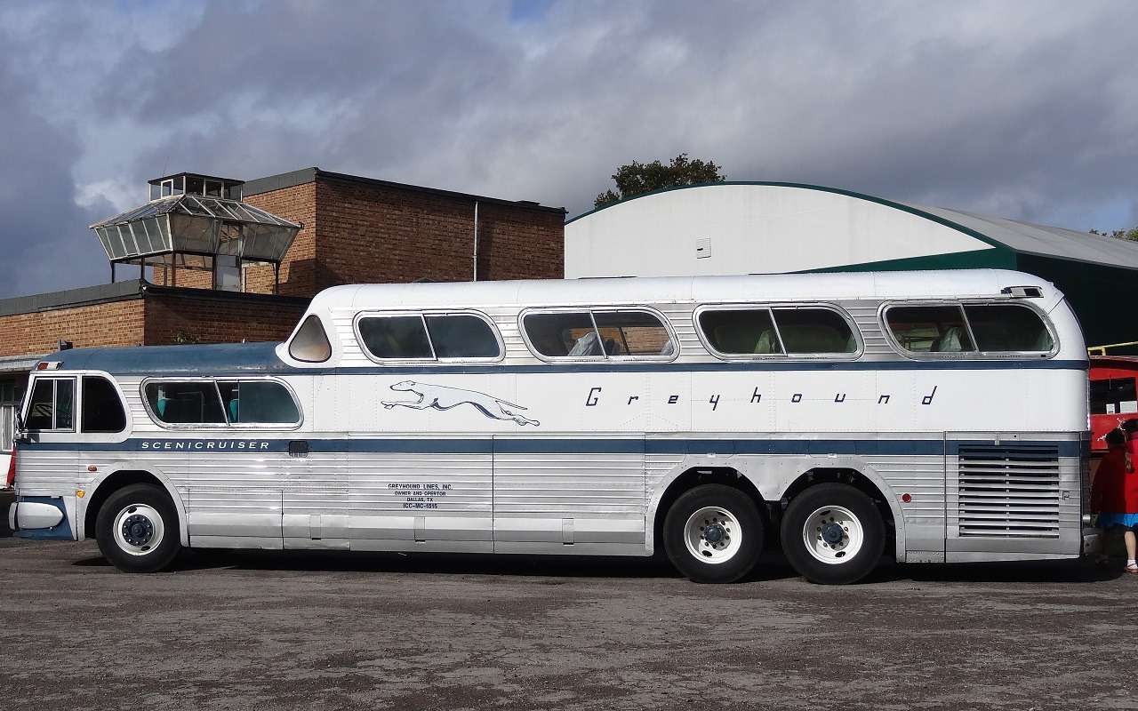GM Scenicruiser Greyhound