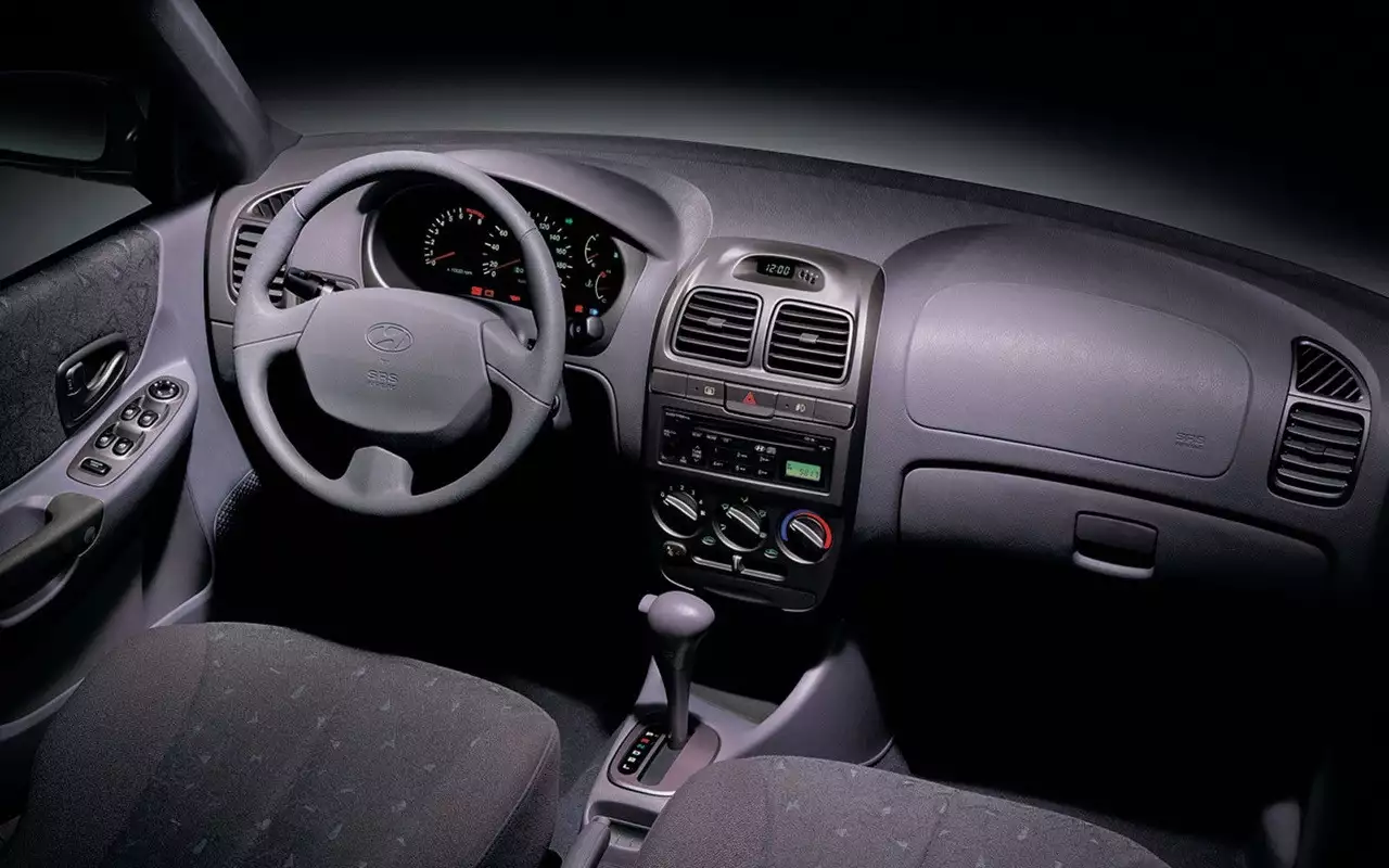 Интерьер Hyundai Accent
