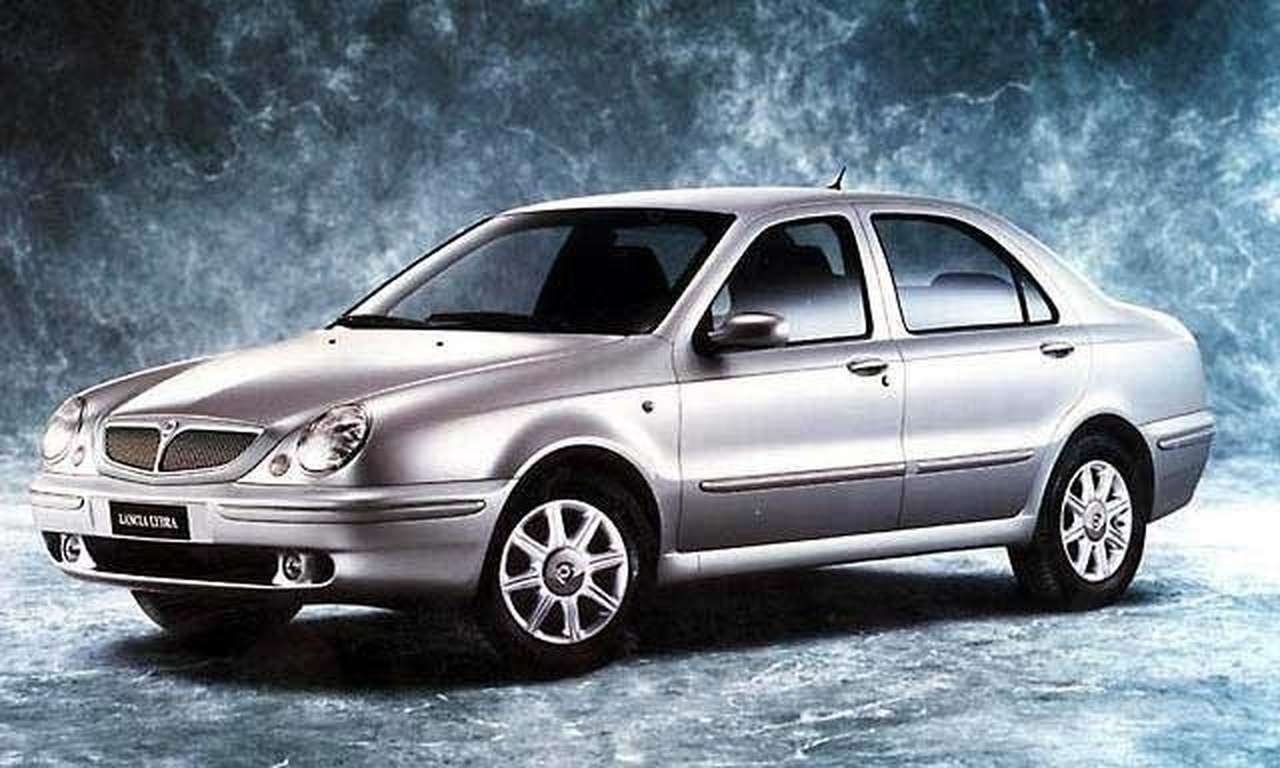 На Alfa Romeo открывается капот