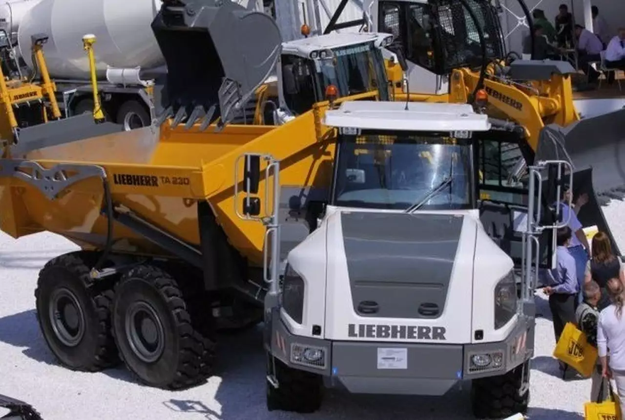 В России запретили госзакупки импортных экскаваторов, бульдозеров, автобусов и трамваев