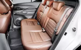 Пятиместный он весьма условно. Подголовников в заднем ряду три, но посадочная площадь для среднего пассажира откровенно уполовинена. Пространства для ног тоже немного.