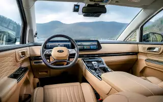 Качество материалов высоко. А баланс сенсорного управления и обычных кнопок оптимален.