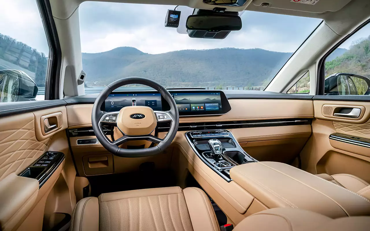 Качество материалов высоко. А баланс сенсорного управления и обычных кнопок оптимален.