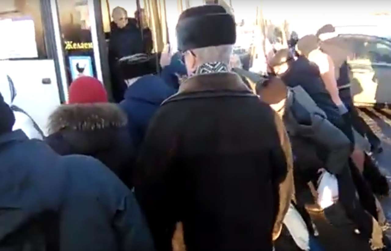 Омские пассажиры вынуждены носить автобусы «на руках»