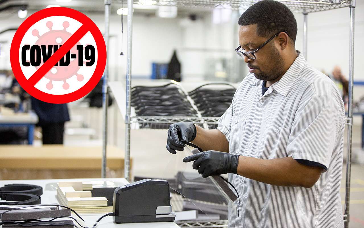 Спасительная вибрация: Ford разработал браслеты «социального дистанцирования»