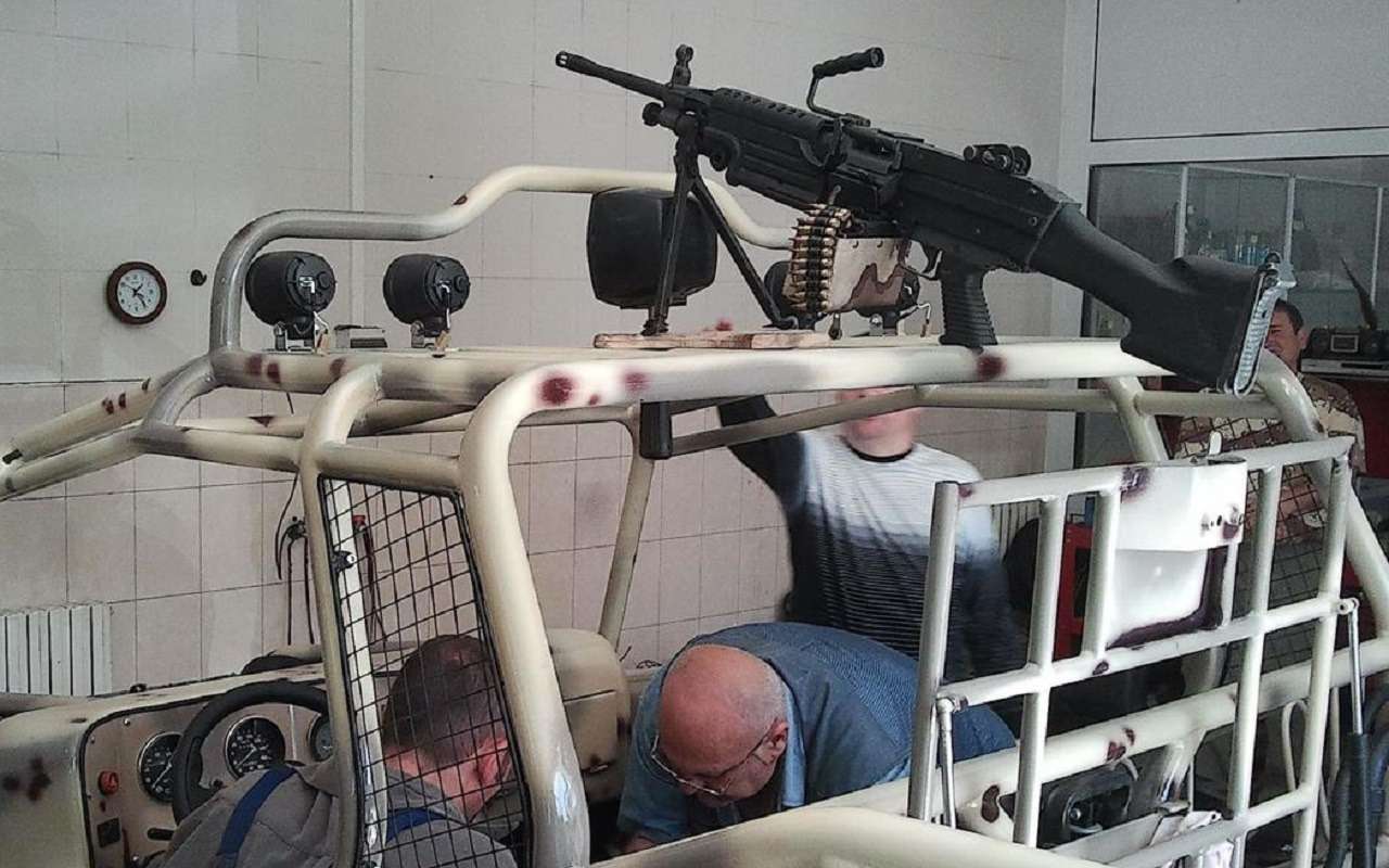 Умелец сделал багги с защитой от дронов-камикадзе и пулемётом для борьбы с беспилотниками