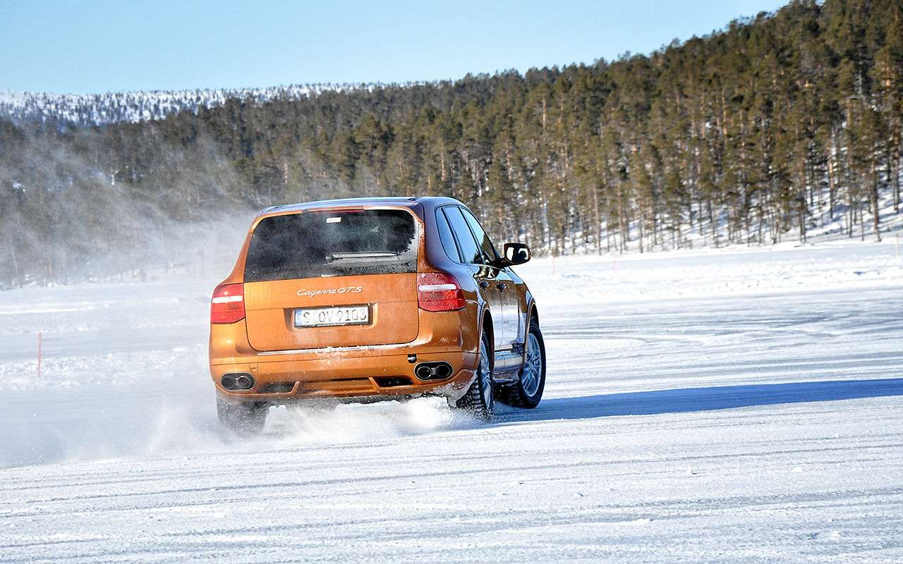 Занос переднеприводного автомобиля. Занос автомобиля. Переднеприводный автомобиль. Занос полноприводного автомобиля. Автомобиль на льду.