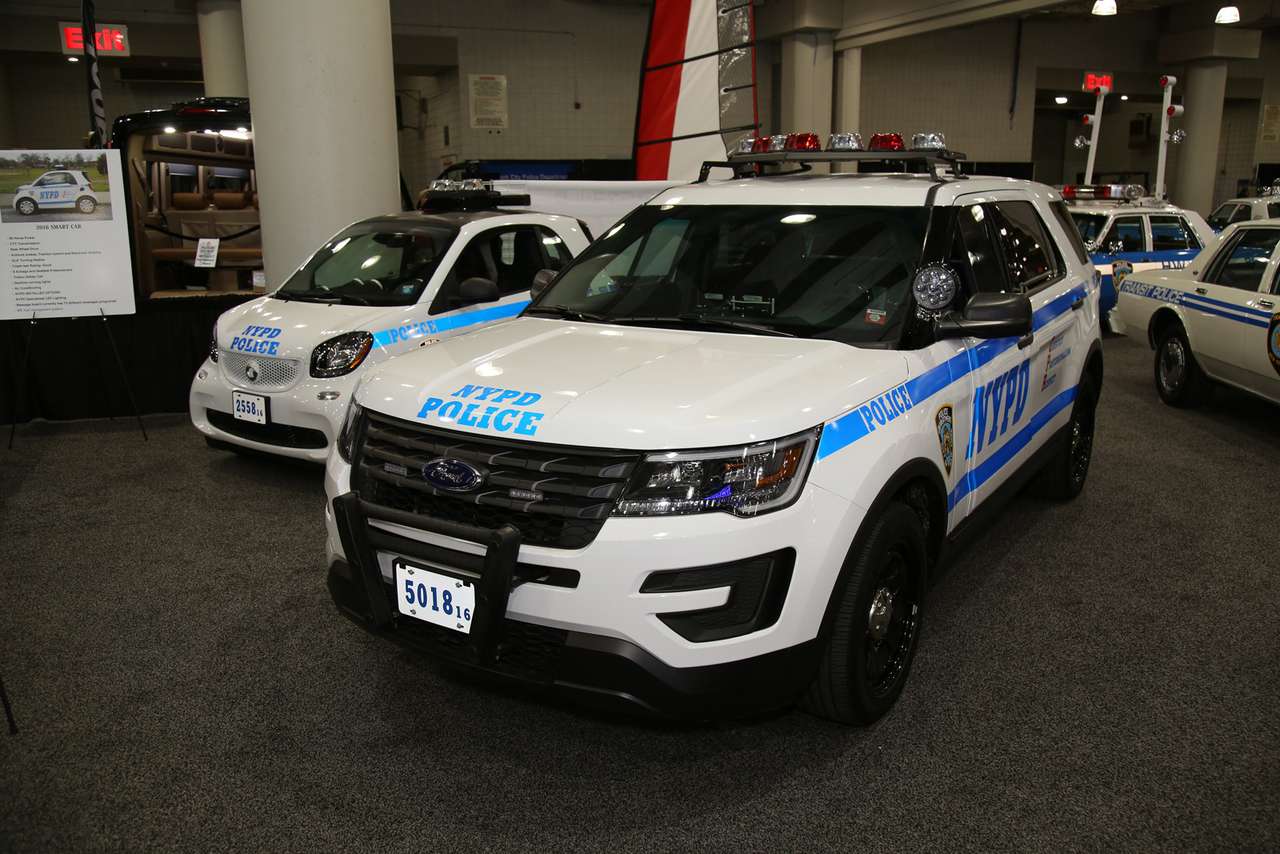 Название кроссовера Ford Police Interceptor Utility на базе Explorer не преувеличивает и не приукрашивает действительность: паркетник оснащается моторами мощностью до 365 л.с. и может выполнять функцию перехватчика.