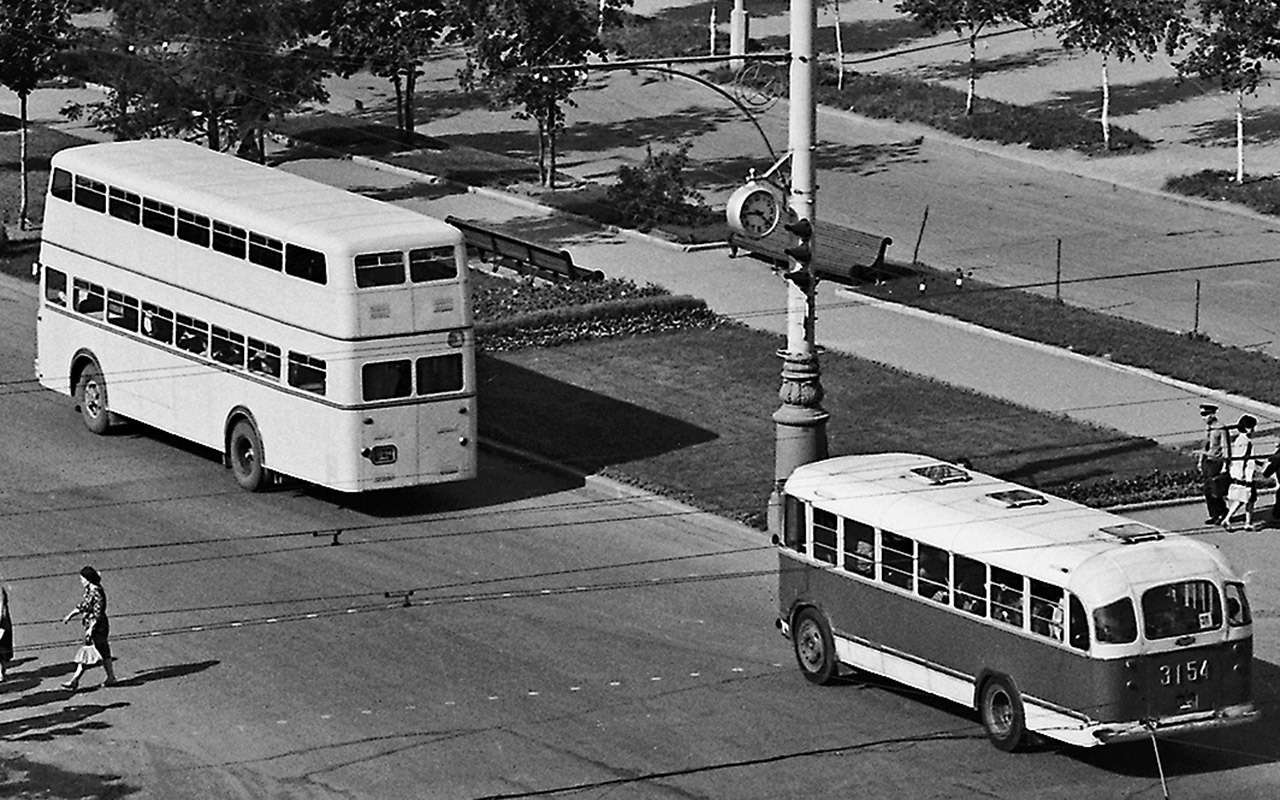 Западногерманский двухэтажный Bussing во время опытной эксплу­атации в Москве.