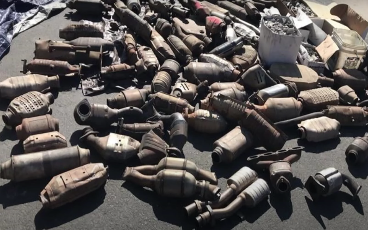 Кражи каталитических нейтрализаторов: снимали за минуту