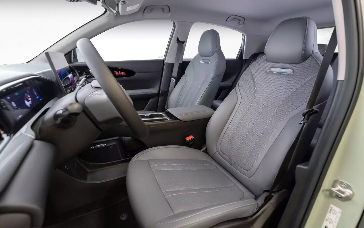 Интерьер Geely EX2
