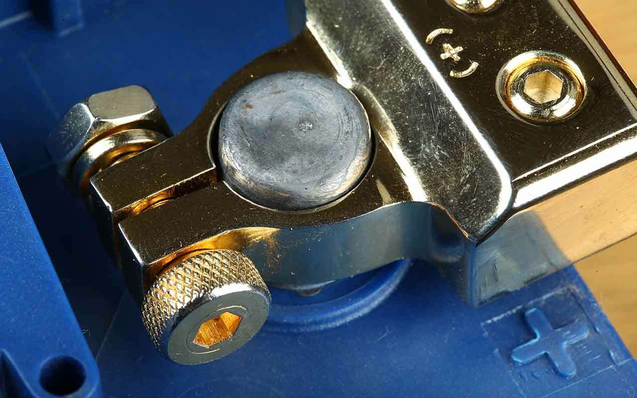 «Плюс» или «масса»: какую клемму снимать первой, знаете?