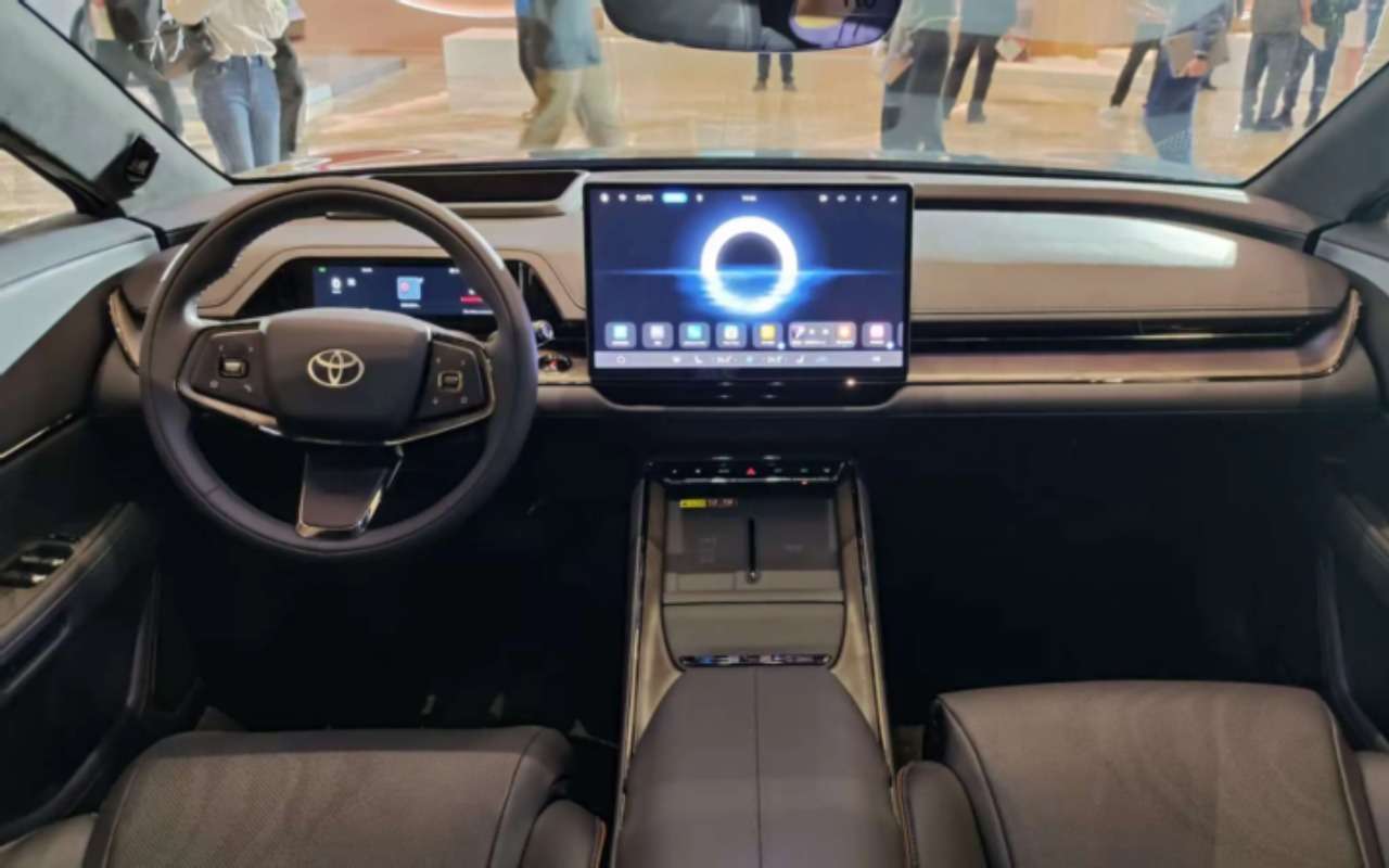 Интерьер Toyota bZ7