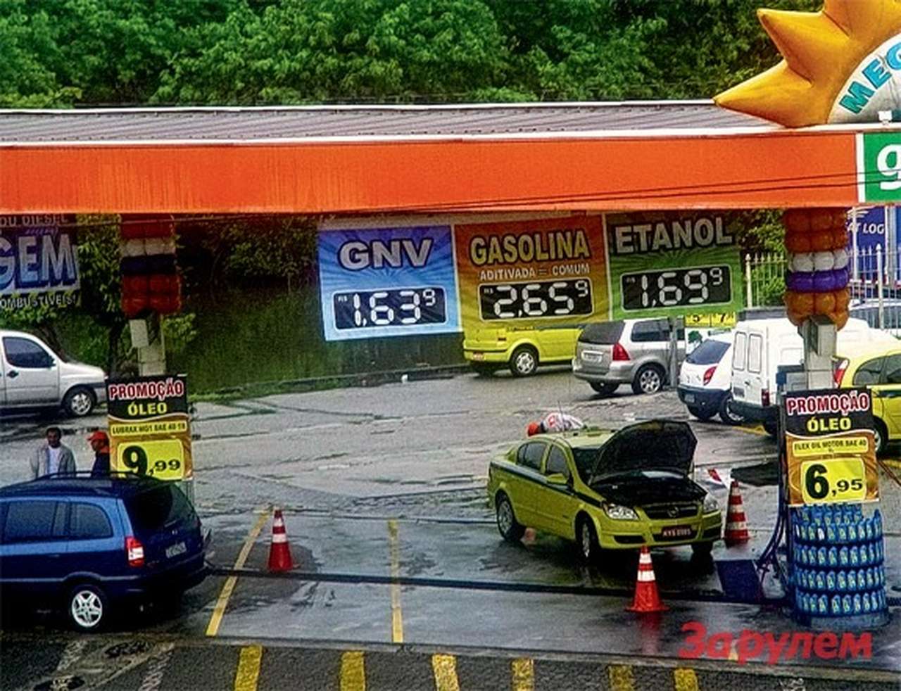 Типичная бразильская АЗС. Дизтопливо здесь встретишь редко, а этанол – обязательная «опция». Слева – колонка заправки сжатым газом. Чтобы узнать цену литра в рублях, умножайте на 17