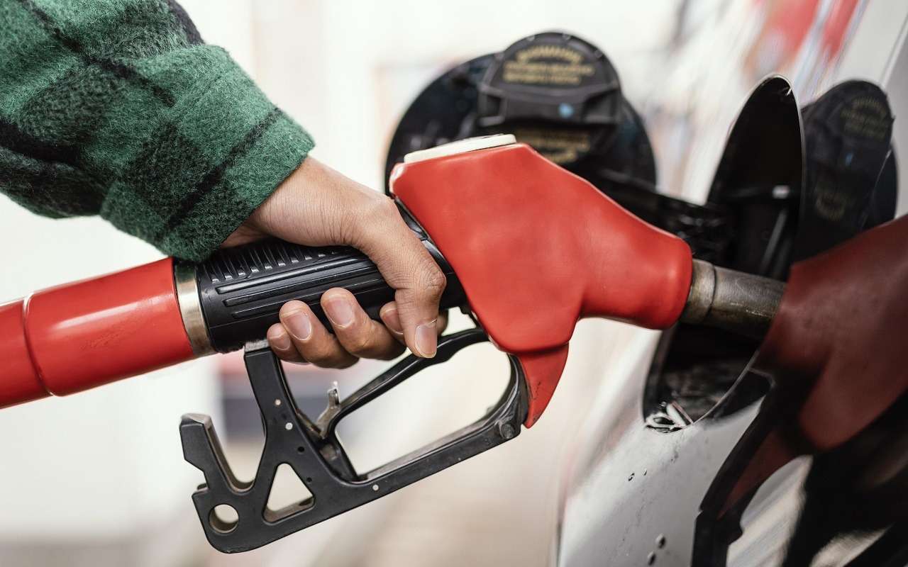 Почему заправка под «завязку» – скрытая угроза для вашего авто