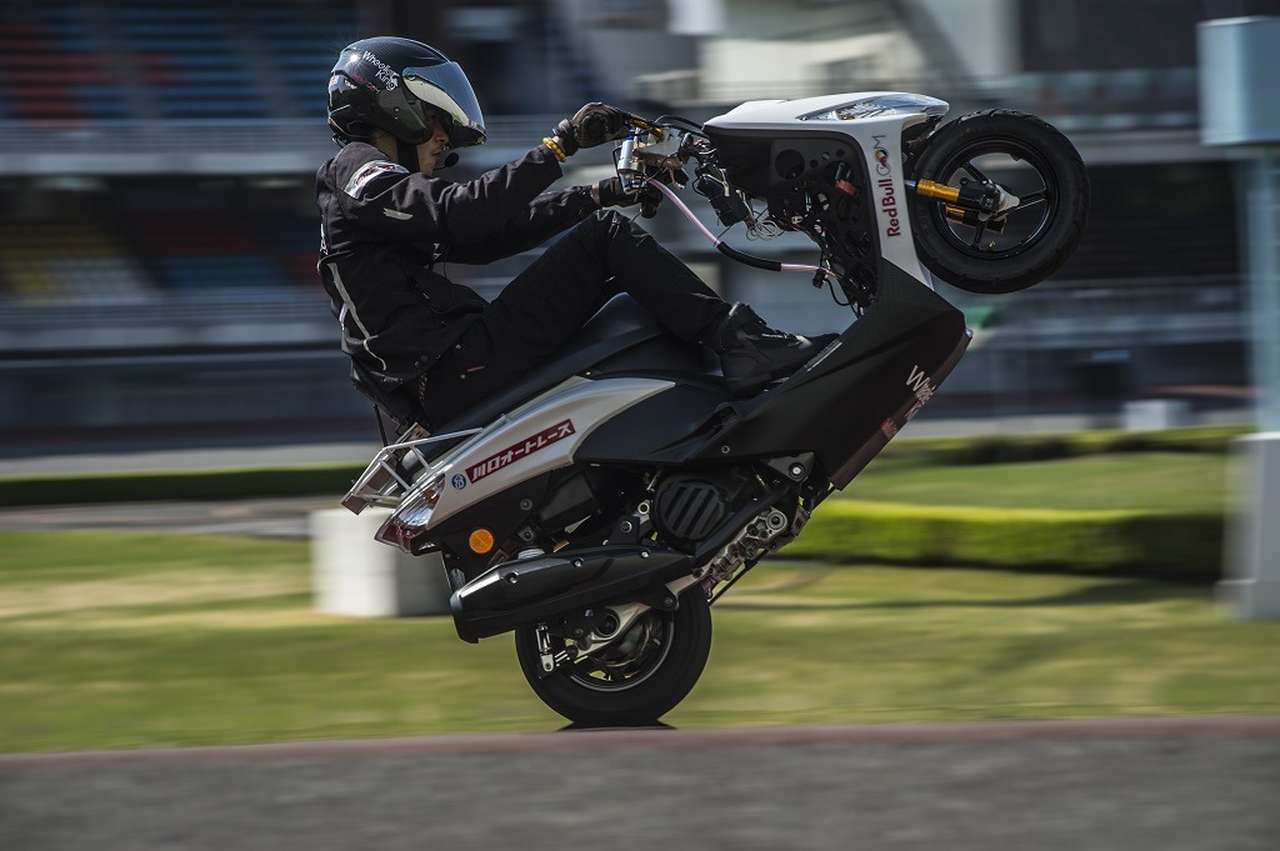 13 часов на заднем колесе: японский скутерист установил мировой рекорд